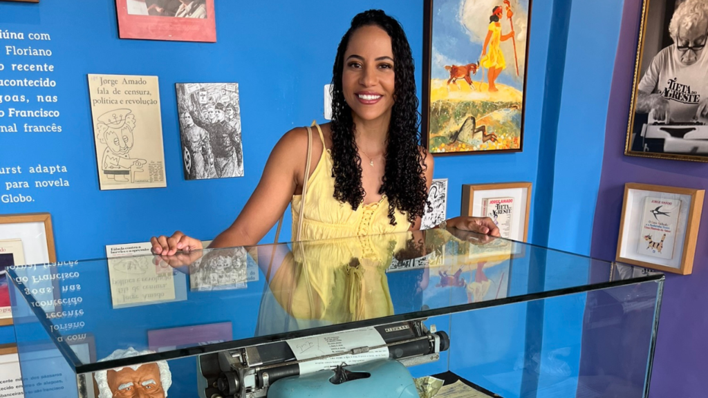 Jade Sande dentro da Fundação Casa de Jorge Amado, no Pelourinho, Salvador, admirando exposições em um casarão colonial azul, ponto turístico do Centro Histórico de Salvador Bahia.