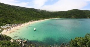Leia mais sobre o artigo Bate-volta Búzios Arraial do Cabo: como fazer, dicas e se realmente vale a pena